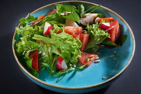 Салат из огурцов и розовых томатов