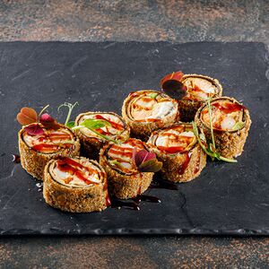 Жаренный ролл с лососем угрем и креветкой 8шт