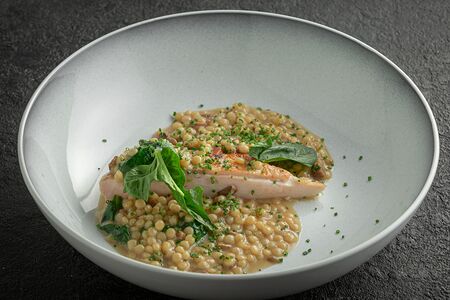 Цыпленок с птитимом и белыми грибами