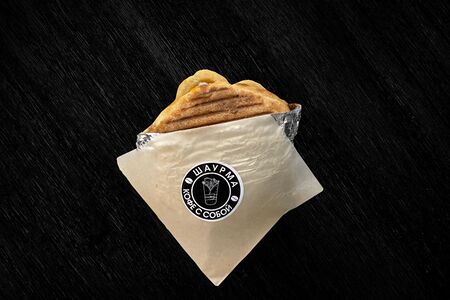 Донер с куриным филе и луковыми кольцами