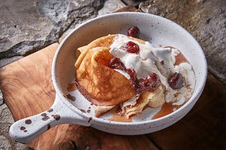 Блины со сметаной и вареньем