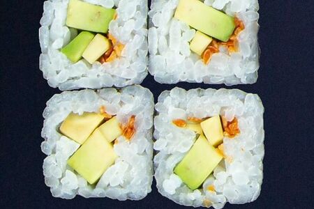 Ролл авокадо с кунжутом