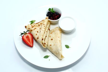 Блинчики со сметаной и ягодным соусом