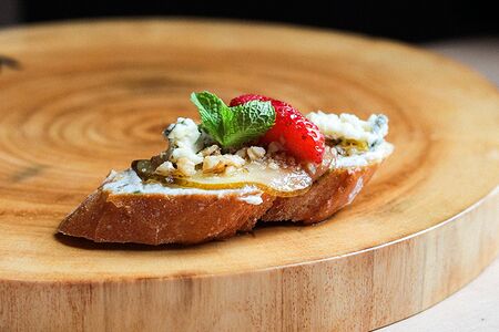 Тапас с карамелизированной грушей и голубым сыром