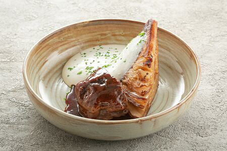 Щечки томленые с капустой с соусом из пармезана