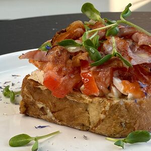 Френч тост с криспи беконом, курицей, соусом айоли