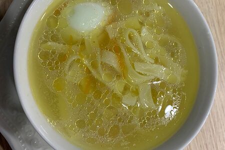 Куриный бульон с яйцом