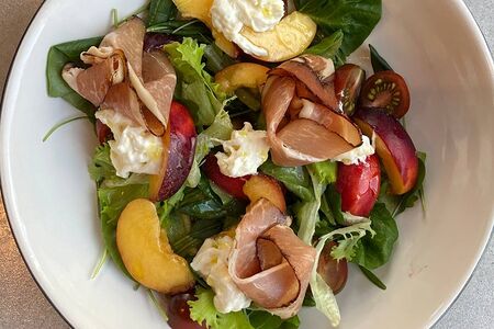 Сезонный салат с прошутто и страчателлой