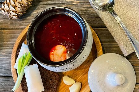 Борщ с говядиной, ржаным хлебом и салом