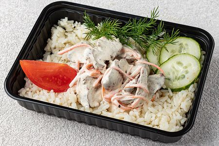 Печень куриная по-домашнему в сметанном соусе с рисом и свежими овощами