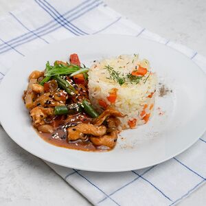 Курица по-бразильски с рисом и овощами