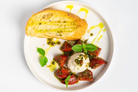 Буррата с томатами и чиабаттой