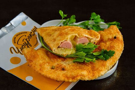 Чебурек с картофельным пюре и сосисками