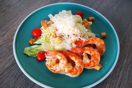 Салат Цезарь с креветками