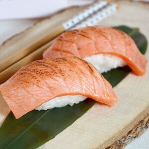 Суши с опаленным лососем