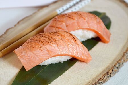 Суши с опаленным лососем