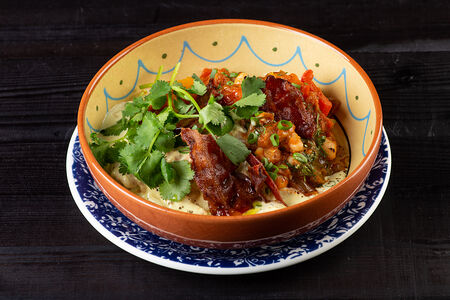 Кролик в соусе чкмерули с аджапсандалом и фасолью