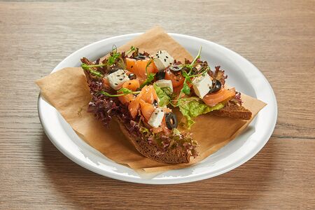 Брускетта с форелью и мягким сыром