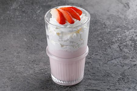 Клубничный молочный коктейль