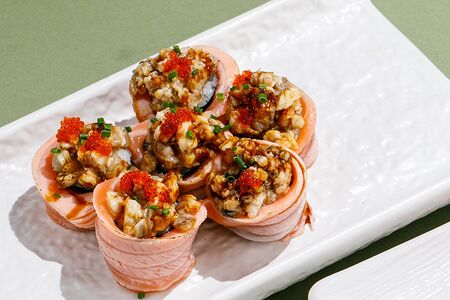 Обожженный ролл с лососем и угрем