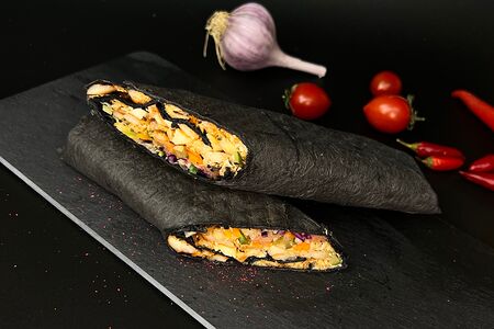 Шаурма с курицей в черном лаваше