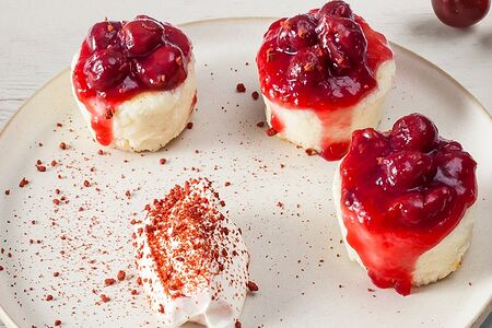 Сырники с вишневым соусом и сметаной