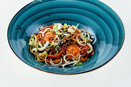 Вок с тигровыми креветками