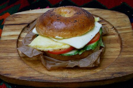 Бейгл с омлетом