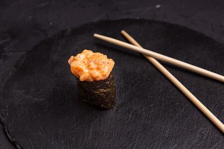 Гункан с лососем х/к