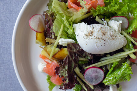 Салат с лососем, яблоками и печёным картофелем