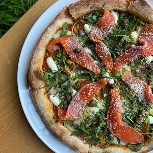 Пицца с лососем, пармезаном и фисташковым песто