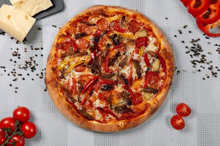 Пицца с рваной говядиной и пеперони