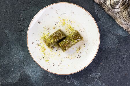 Нежные рулетики с фисташками