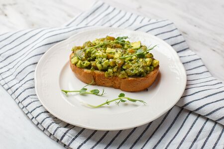 Брускетта со слабосоленым лососем