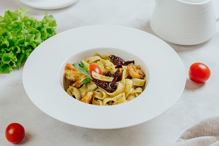 Паста с креветками и соусом песто