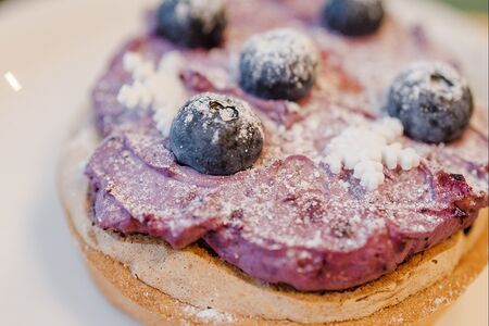 Черничный пай с миндальным бисквитом