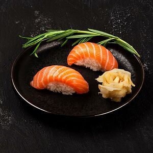 Суши с лососем 