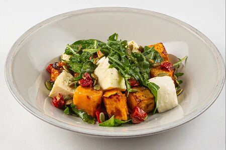 Салат с тыквой из печи и моцареллой