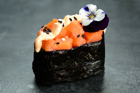 Гункан копченый лосось