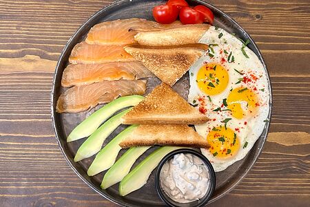 Яичница с лососем и авокадо