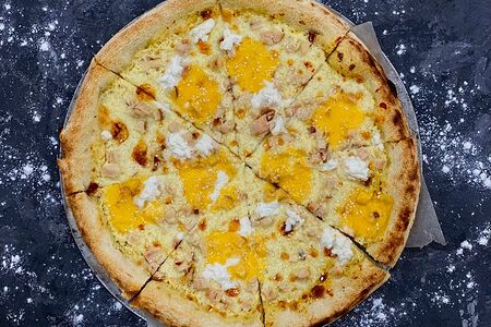 С копченой курицей и тремя сырами