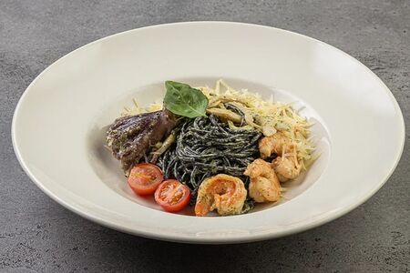 Неро спагетти с морепродуктами и соусом