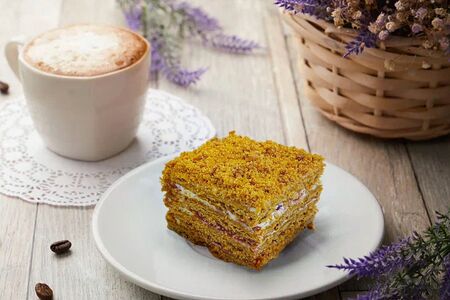 Вегетарианское пирожное Клубничный медовик