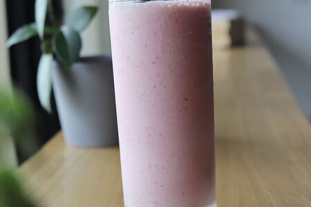 Клубничный молочный коктейль