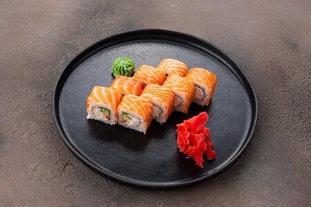 Ролл Калифорния лосось