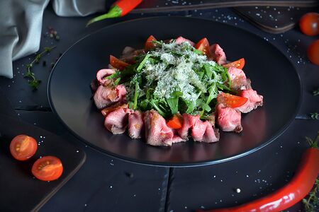 Салат с руколой и ростбифом