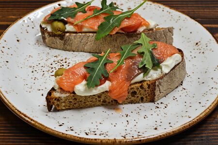 Брускетта с лососем
