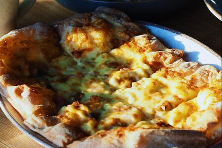 Пицца с грибами и беконом