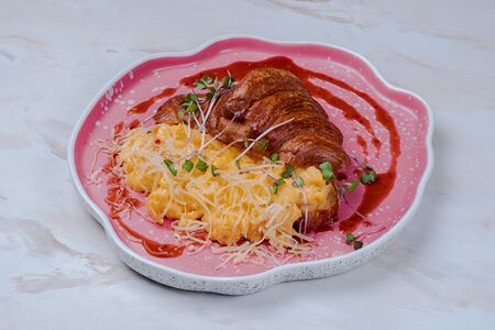 Круассан со скрэмблом