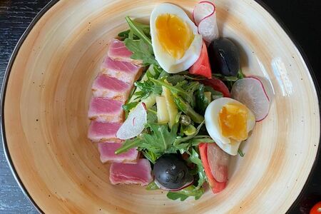 Салат с обжаренным на гриле тунцом